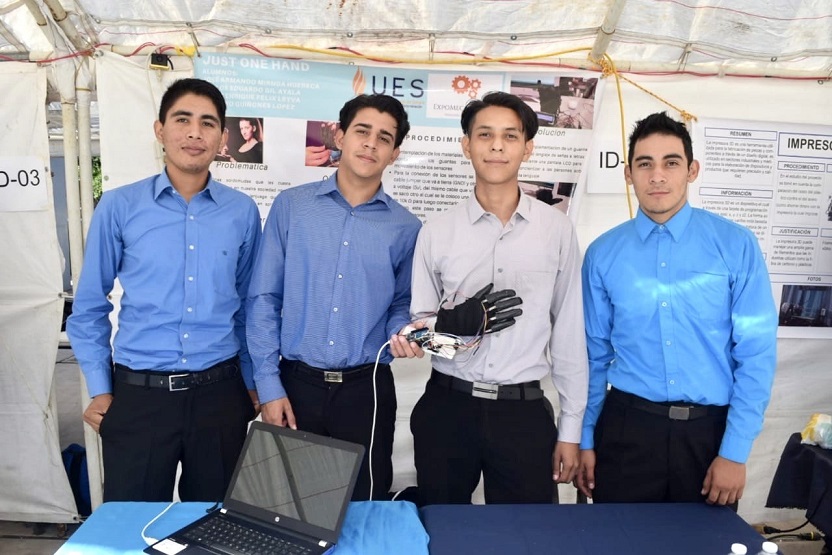Estudiantes de UES presentan prototipos de mecatrónica a empresarios